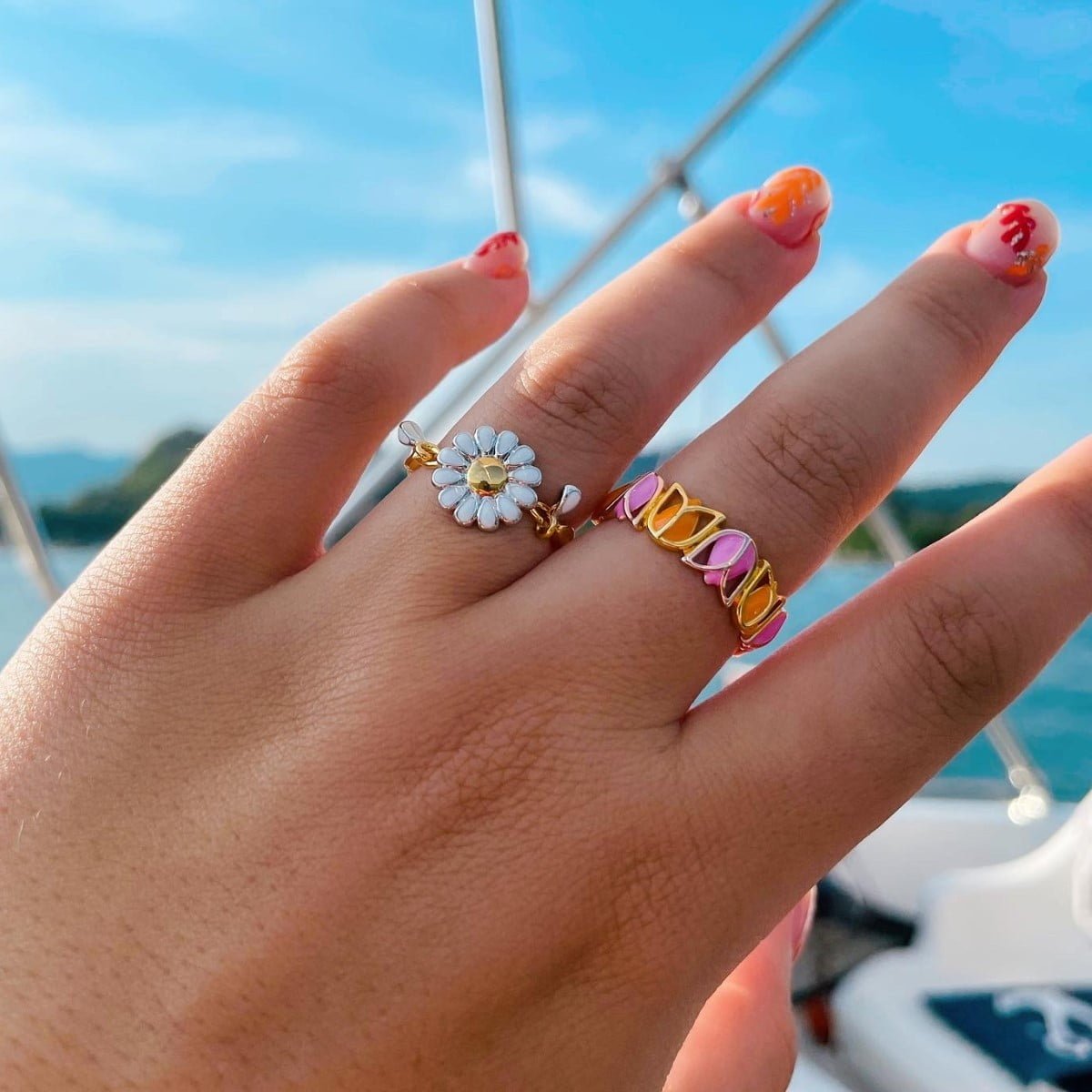 SOLITAIRE ring with central daisy