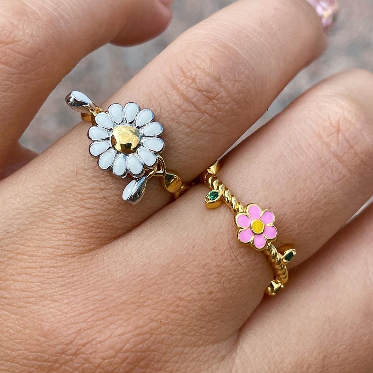 SOLITAIRE ring with central daisy
