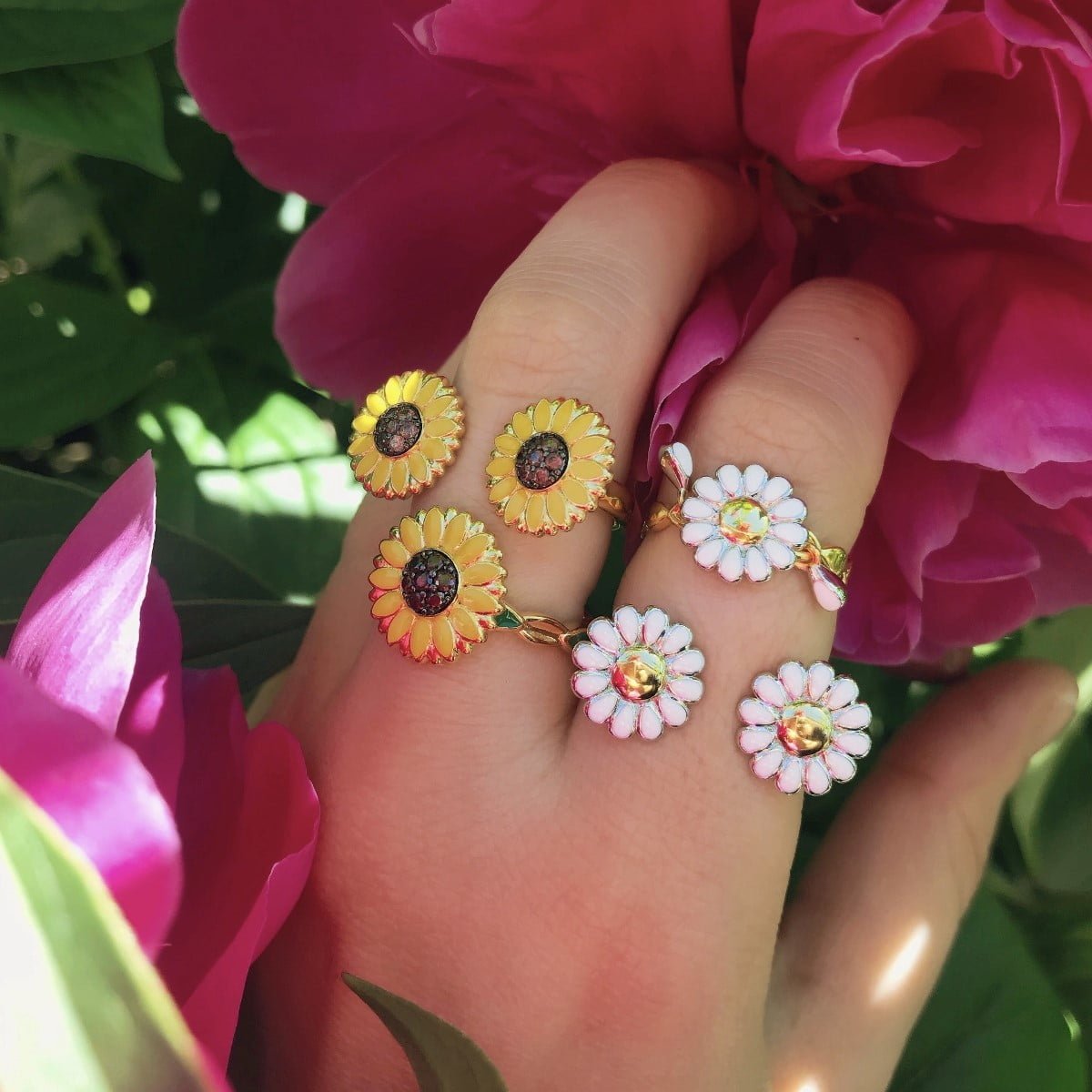 SOLITAIRE ring with central daisy