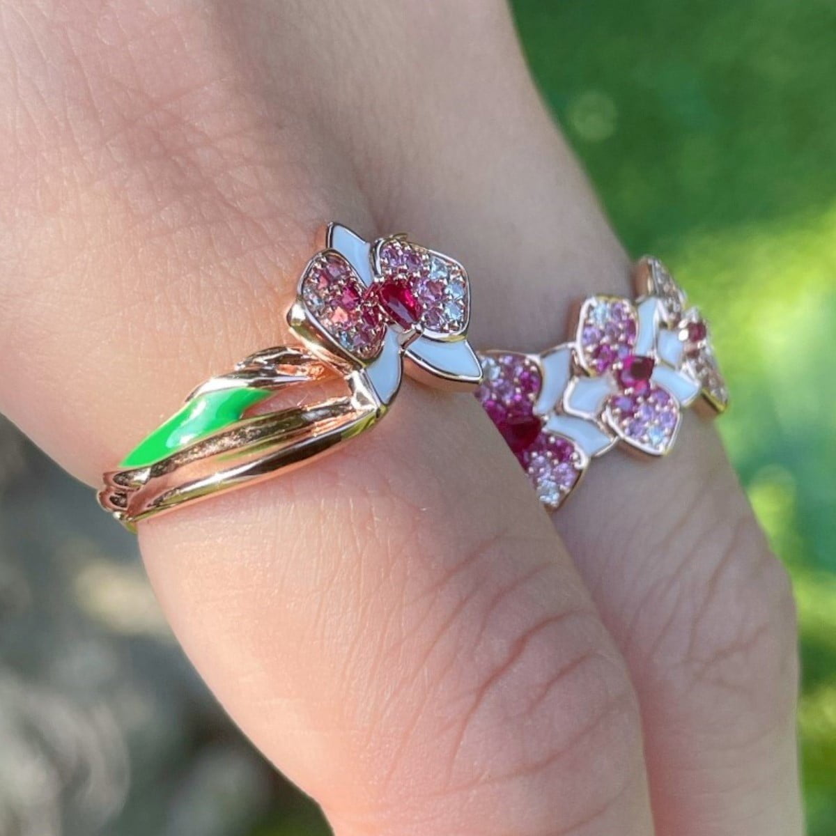 Ring with central orchid and lateral leaves