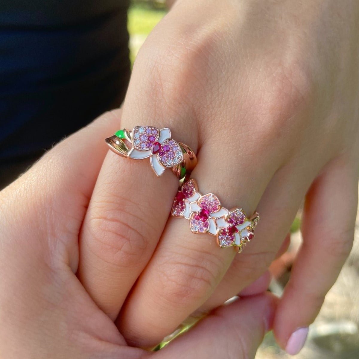 Ring with central orchid and lateral leaves