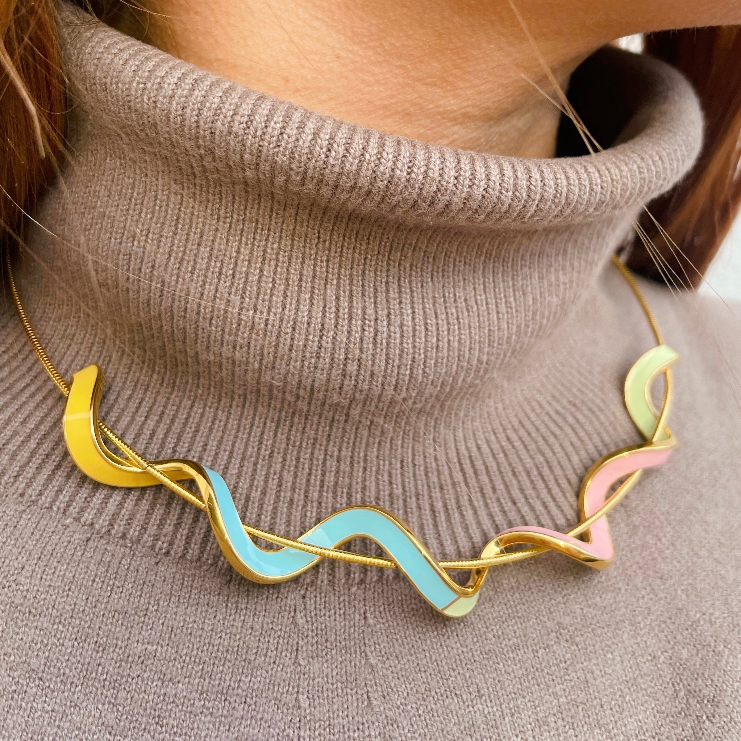 Adjustable rigid necklace colored RIBBON